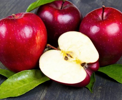 Бабуся рядком з дідусем: яблука у Франції збирають пенсіонери