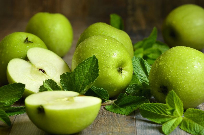 Бабуся рядком з дідусем: яблука у Франції збирають пенсіонери