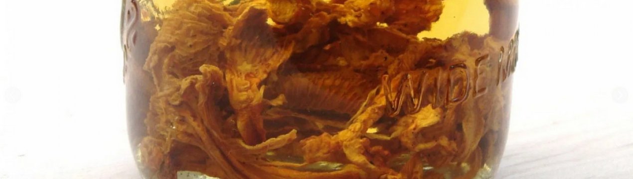 Настойка из грибов лисичек. Настойка из лисичек на водке от паразитов. Настой из лисичек на водке. Лисички и водка.