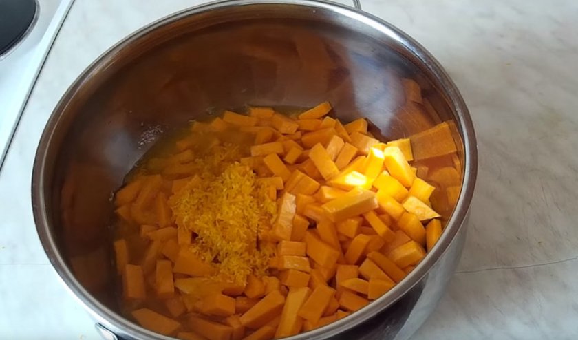 Высыпаем цедру и заливаем соком Высыпаем цедру и заливаем соком