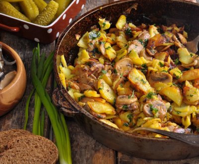 Рецепт смачної смаженої картоплі з печерицями та сметаною