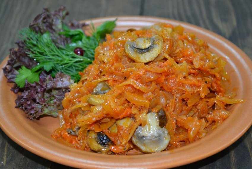 Тушкована капуста з печерицями Тушкована капуста з печерицями