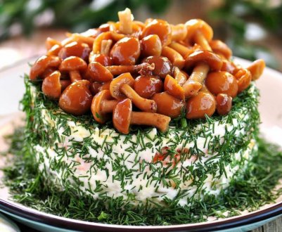 Як приготувати салат "Лісова галявина" з опеньками