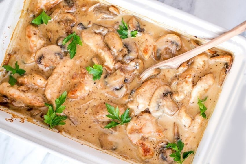 Куряче філе с шампиньонами в сливочном соусе