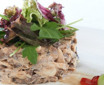 Як приготувати салат із яловичим язиком і печерицями