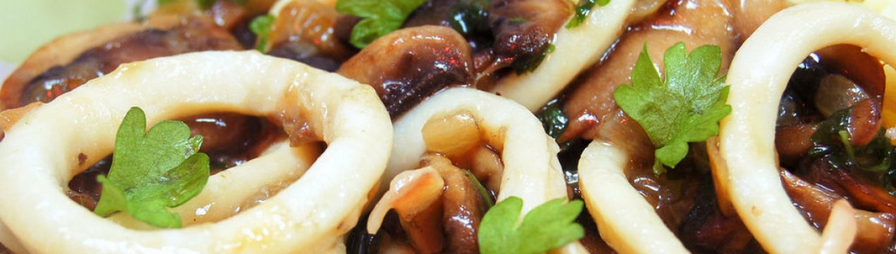 Рецепт смачних кальмарів із печерицями в сметані