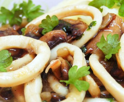 Рецепт смачних кальмарів із печерицями в сметані