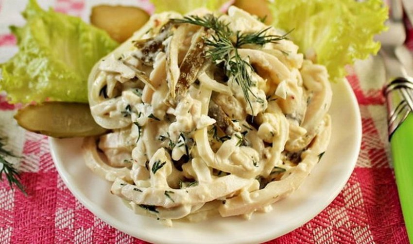 Кальмари з печерицями в сметані Кальмари з печерицями в сметані