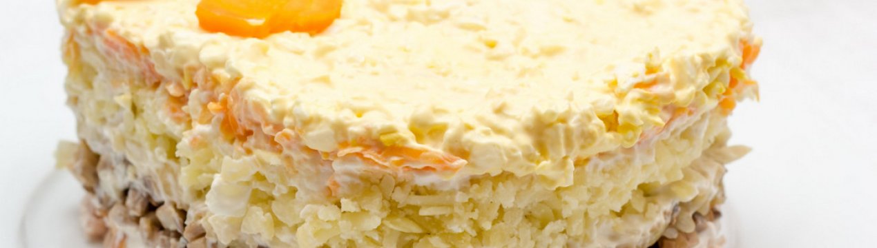 Як готувати салат із копченою грудкою та печерицями