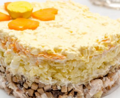 Як готувати салат із копченою грудкою та печерицями