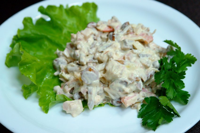 Зі смаженими грибами, цибулею та огірками Зі смаженими грибами, цибулею та огірками