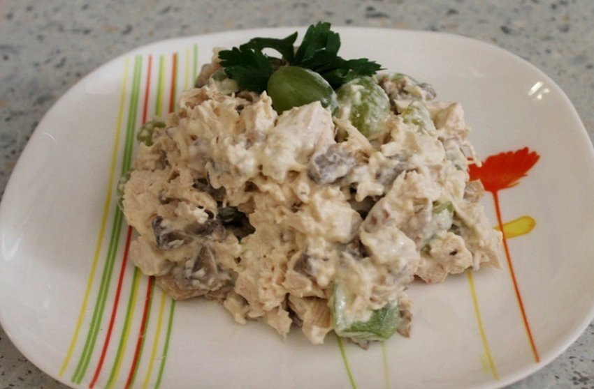 З яйцями, сиром, овочами, горіхами та огірками З яйцями, сиром, овочами, горіхами та огірками