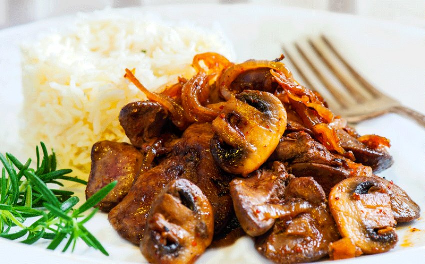 Куряча печінка з печерицями Куряча печінка з печерицями