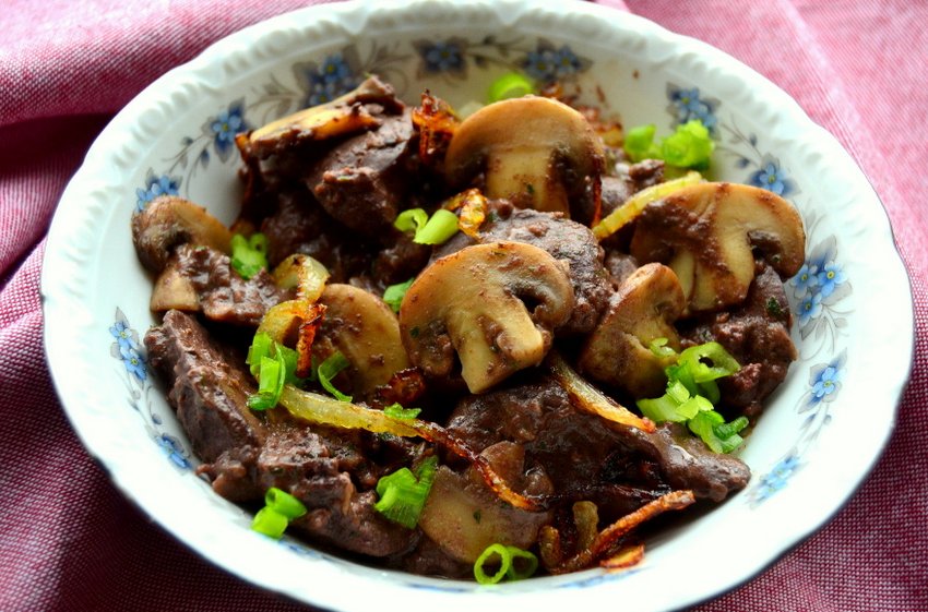 Куряча печінка з печерицями Куряча печінка з печерицями