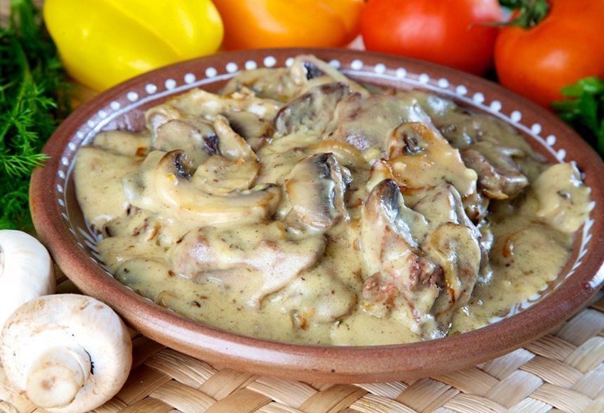 Куряча печінка з печерицями Куряча печінка з печерицями