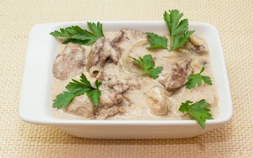 Куряча печінка з печерицями Куряча печінка з печерицями