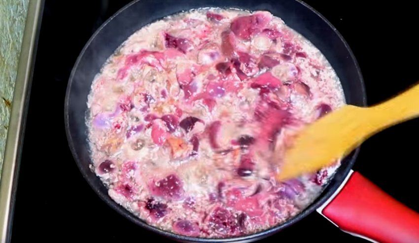 Куряча печінка з печерицями Куряча печінка з печерицями