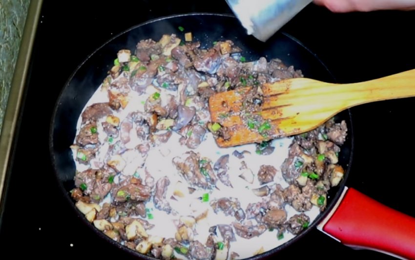 Куряча печінка з печерицями Куряча печінка з печерицями