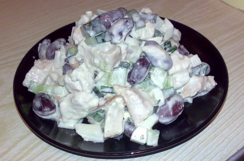 З яйцями, сиром, овочами, горіхами та огірками З яйцями, сиром, овочами, горіхами та огірками