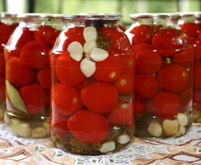 Як замаринувати помідори на зиму в банках