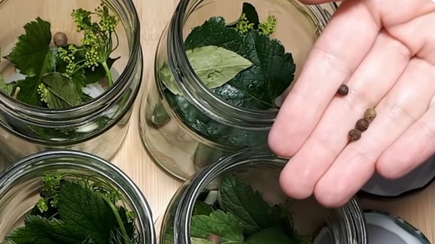 Наповнення банки спеціями Наповнення банки спеціями