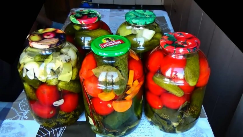 Мариновані помідори з огірками Мариновані помідори з огірками