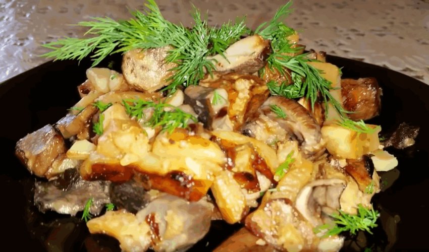 Картошка со сморчками на сковороде. Грибы сморчки жареные с картошкой. Сморчки жареные с луком. Картошка с грибами сморчками. Картошечка с грибами сморчками.