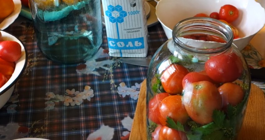 Помідори в банці
