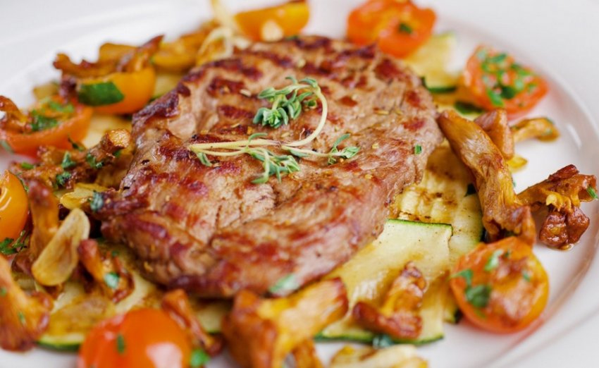 Антрекот свинячий з лисичками Антрекот свинячий з лисичками