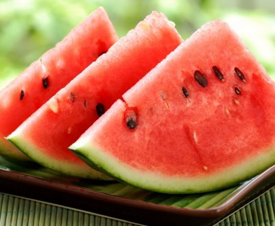 Фермер з Каліфорнії вирощує безсім'яні кавуни на вертикальних опорах