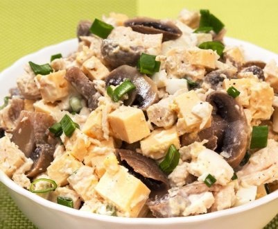 Рецепт смачного салату з куркою, грибами, яйцем і сиром