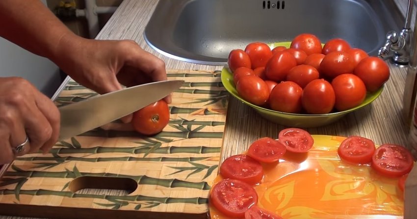 Заморозка кружечками помідорів