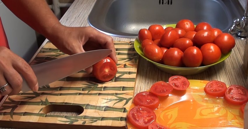 Заморозка кружечками помідорів