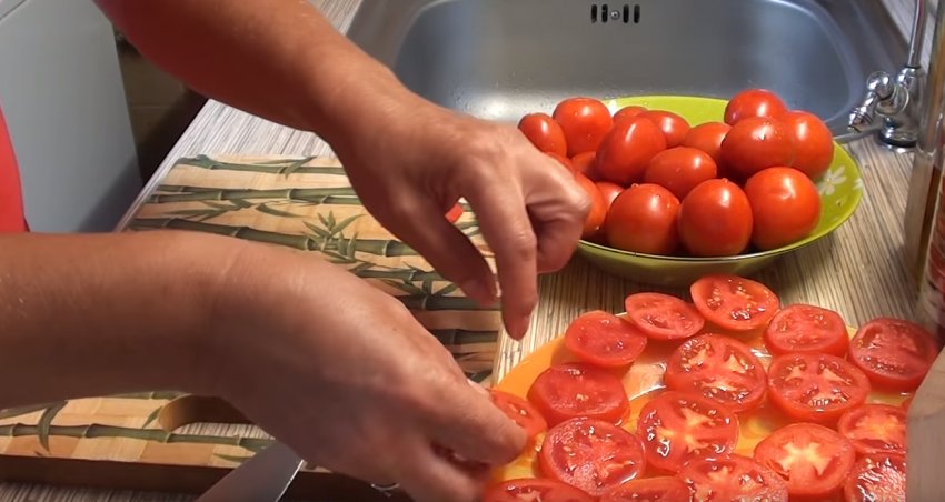 Заморозка кружечками помідорів