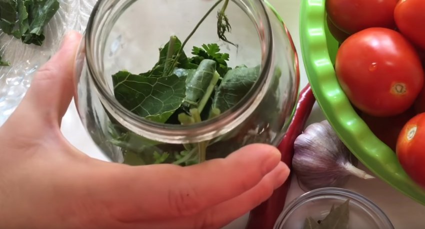 Викласти спеції на дно банки Викласти спеції на дно банки