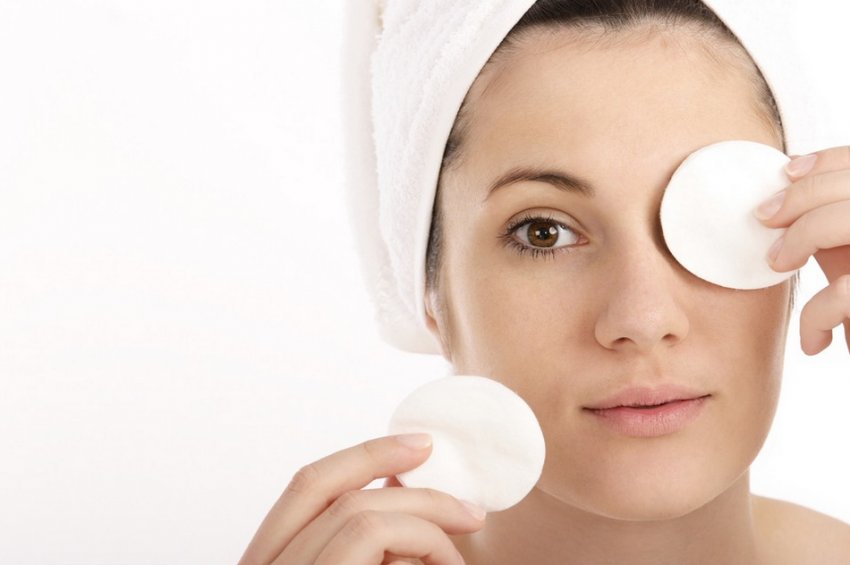 Дівчина протирає обличчя Дівчина протирає обличчя