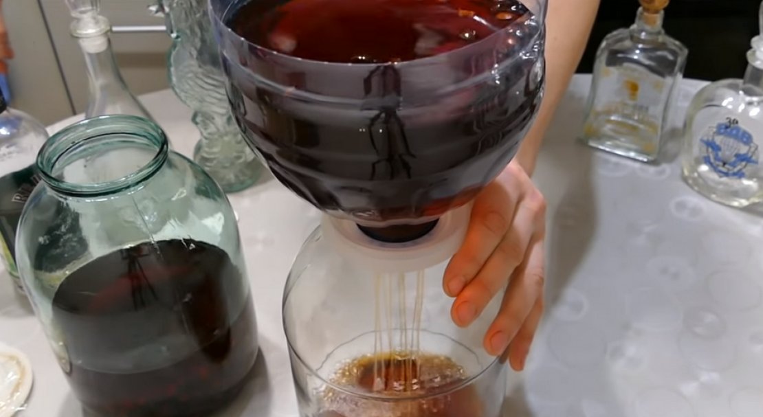 Самогон на кедровой скорлупе. Настойка коры. Ароматизация самогона. Настойка на самогоне самая вкусная. Рецепты настоять самогон 3 литра.