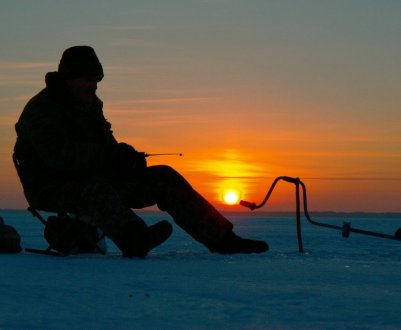 Льодобур із шуруповертом для зимової риболовлі