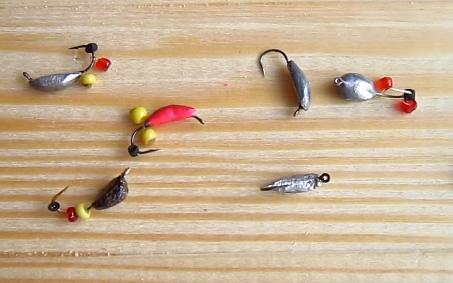 Зимние мушки на хариуса. Иркутские мормышки на хариуса. Муха кембрик на хариуса. Мормышки для зимней рыбалки на хариуса. Ловля хариуса на мормышку.