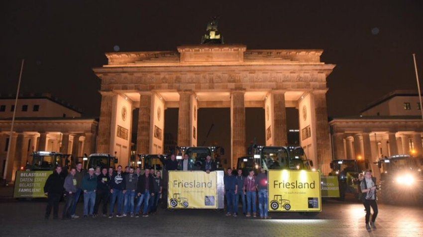 Берлін заблокований тракторами: протестують фермери Берлін заблокований тракторами: протестують фермери