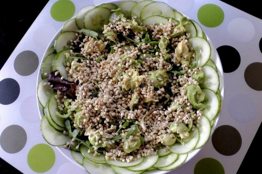 Салат з авокадо та огірками