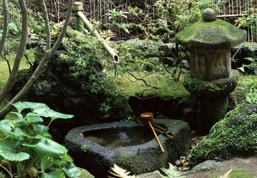 Тсукубаи в японском саду