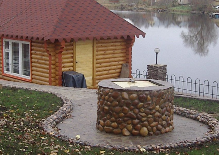 Відкритий колодязь у саду