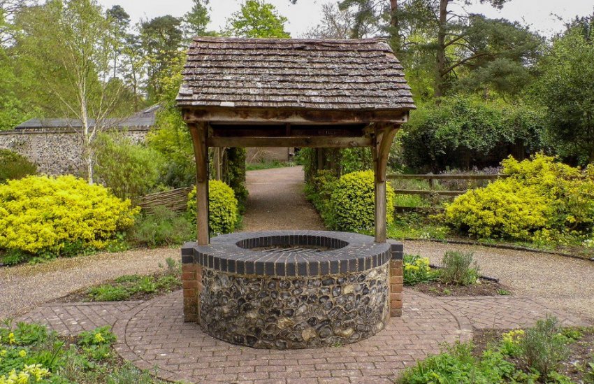 Закритий колодязь у саду