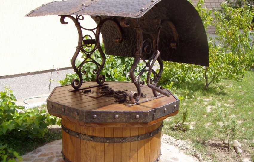 Колодець з кованими елементами