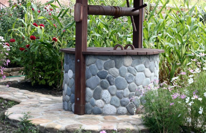 Декор колодця каменем