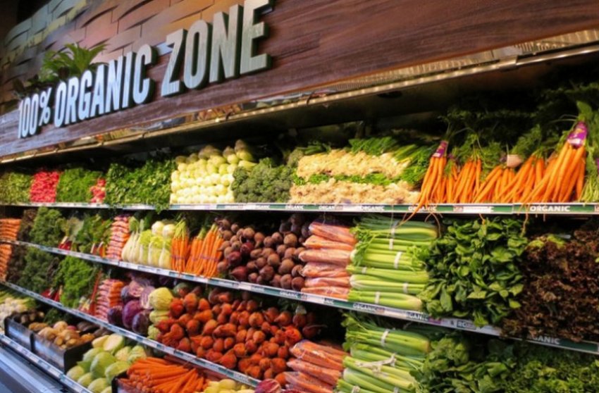 Органічні продукти харчування в супермаркеті