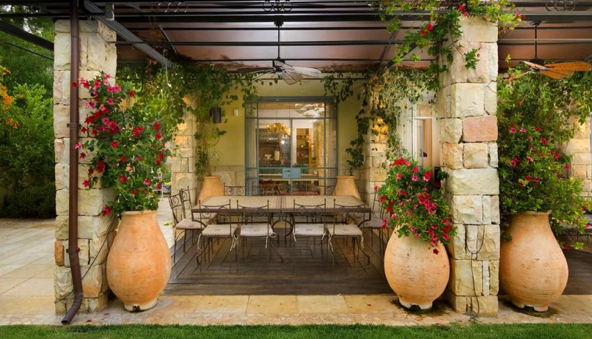 Квіти в керамічних горщиках