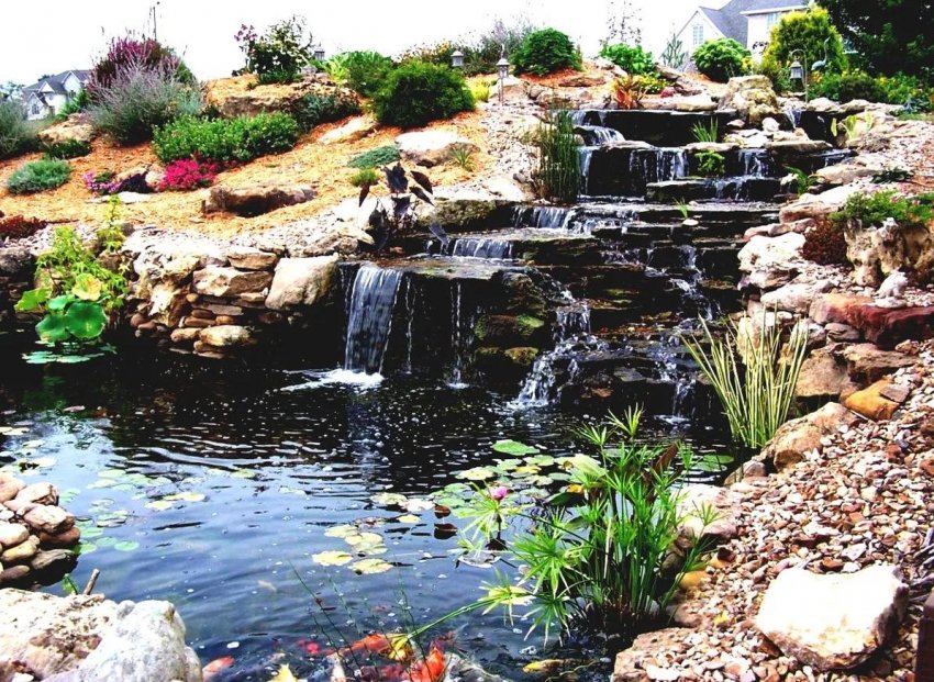 Каскадний водоспад з водоймою Каскадний водоспад з водоймою