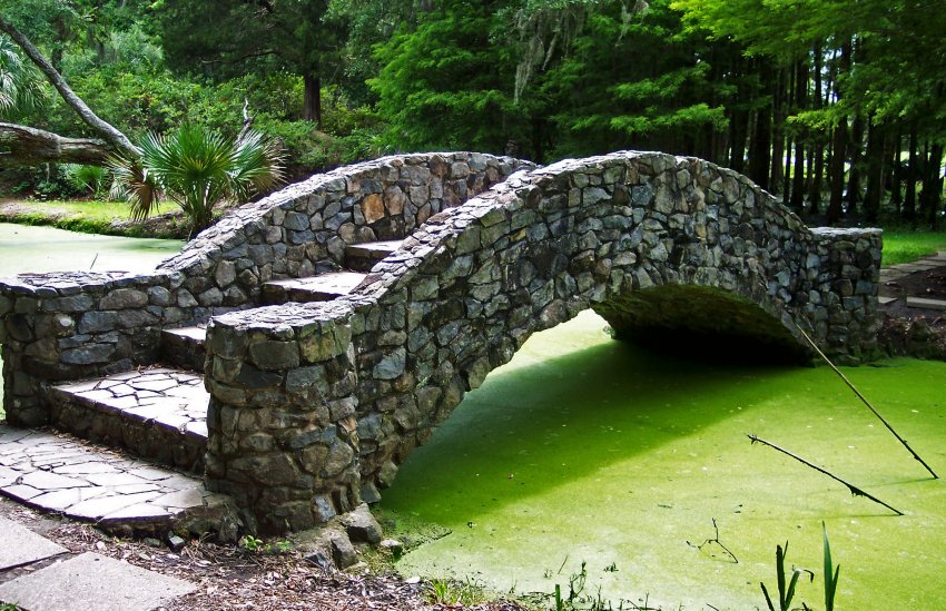 Мостики в ландшафтном дизайне из камня, металла и дерева